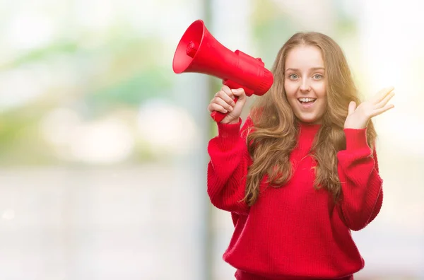 Jonge Blonde Vrouw Met Rode Megafoon Erg Blij Opgewonden Winnaar — Stockfoto