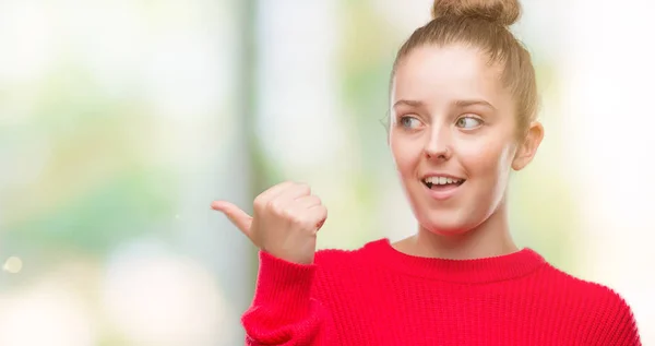 Giovane Donna Bionda Che Indossa Panino Maglione Rosso Sorridente Con — Foto Stock