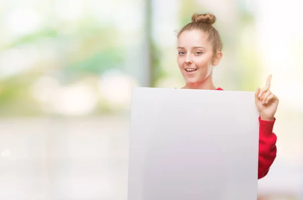 Junge Blonde Frau Mit Werbebanner Überrascht Mit Einer Idee Oder — Stockfoto