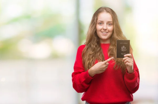 Amerika Birleşik Devletleri Pasaport Çok Mutlu Parmak Ile Işaret Tutan — Stok fotoğraf