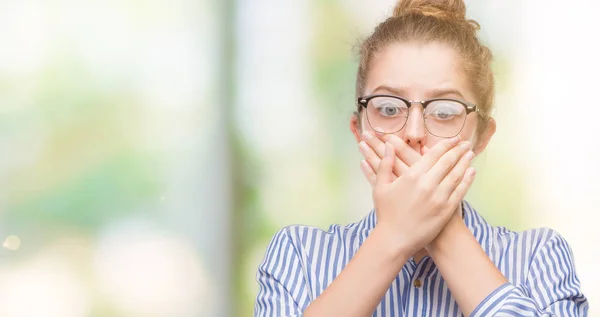 Joven Mujer Rubia Negocios Sorprendió Cubriendo Boca Con Las Manos — Foto de Stock