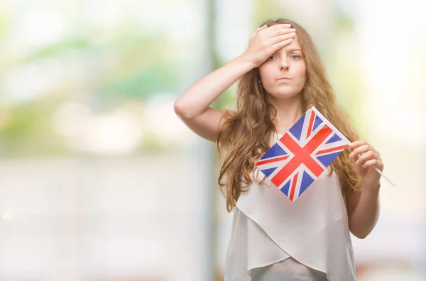 Młoda Blond Kobieta Gospodarstwa Flaga Wielkiej Brytanii Podkreślił Ręki Głowie — Zdjęcie stockowe