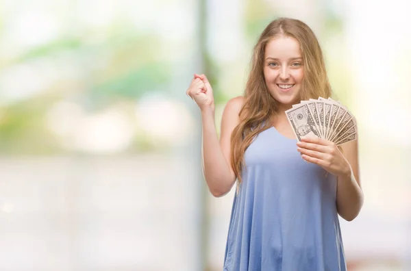 Joven Rubia Sosteniendo Dólares Gritando Orgullosa Celebrando Victoria Éxito Muy — Foto de Stock