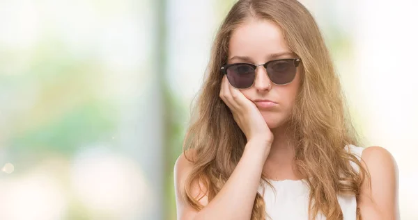 Jovem Loira Usando Óculos Sol Pensando Que Parece Cansado Entediado — Fotografia de Stock