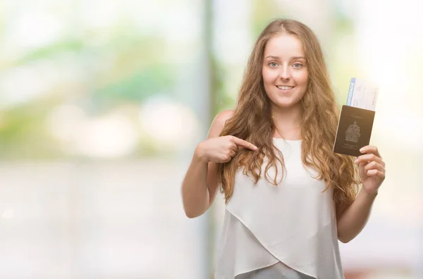 Sarışın Genç Kadın Holding Pasaport Kanada Kendisi Için Sürpriz Yüz — Stok fotoğraf