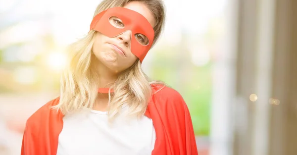 Joven Super Héroe Mujer Usando Capa Con Expresión Somnolienta Estar —  Fotos de Stock