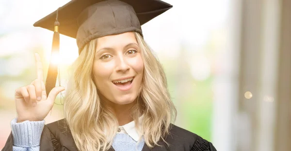 Jeune Femme Diplômée Pointant Côté Avec Doigt — Photo