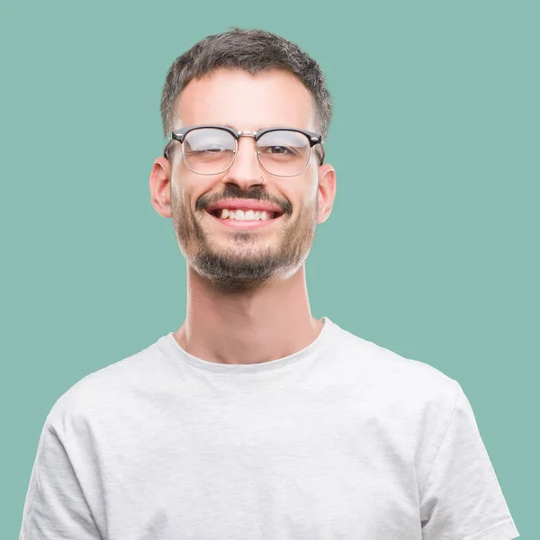 Genç Yetişkin Adam Yüzünde Mutlu Güzel Bir Gülümseme Ile Dövme — Stok fotoğraf
