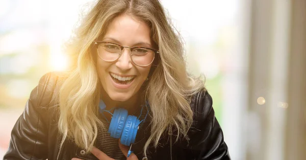 Junge Studentin Mit Kopfhörern Selbstbewusst Und Glücklich Mit Einem Großen — Stockfoto