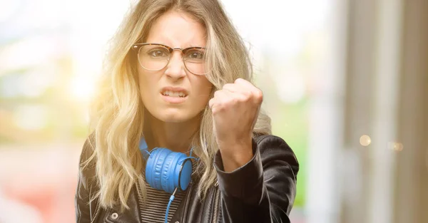 Genç Öğrenci Kadın Kulaklık Ile Rahatsız Kızgın Negatif Duygu Ifade — Stok fotoğraf