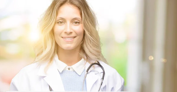 年轻医生妇女 医学专业持有空白广告横幅 好广告海报 提议或公告 大纸广告牌 — 图库照片