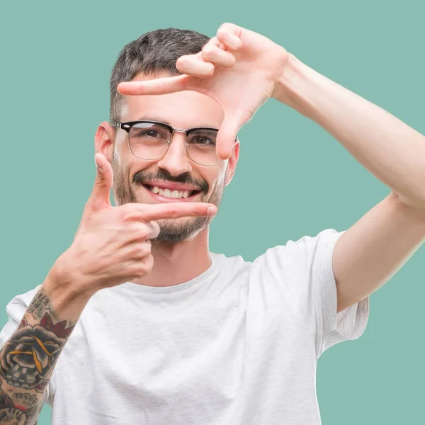 年轻的纹身成年男子微笑着制作框架用手和手指与快乐的脸 创意与摄影理念 — 图库照片