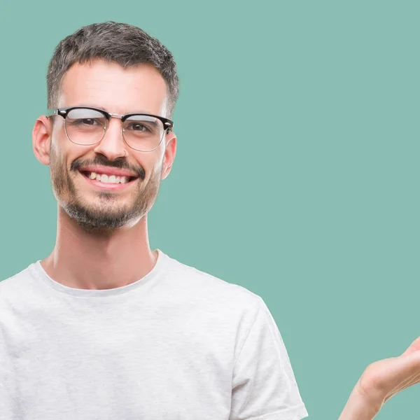 Jovem Adulto Tatuado Sorrindo Alegre Apresentando Apontando Com Palma Mão — Fotografia de Stock