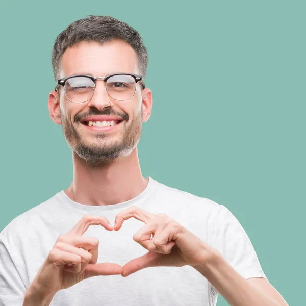 Young Getatoeëerd Volwassen Man Die Lacht Liefde Met Hartsymbool Vorm — Stockfoto