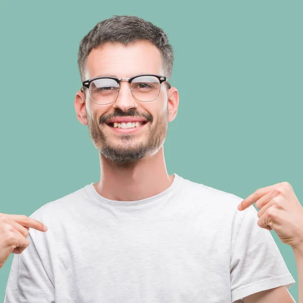 Giovane Uomo Adulto Tatuato Guardando Fiducioso Con Sorriso Sul Viso — Foto Stock