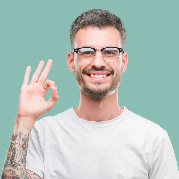Genç Yetişkin Adam Parmaklar Işaretiyle Yapıyor Olumlu Gülümseyen Dövme Başarılı — Stok fotoğraf