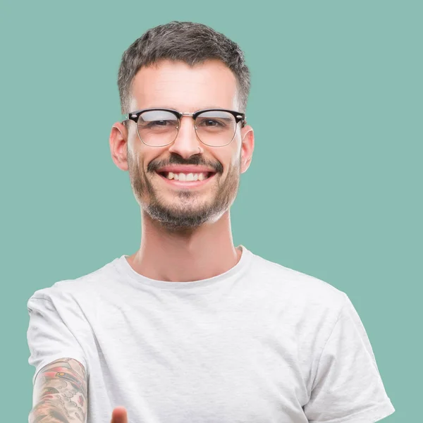 Joven Hombre Adulto Tatuado Sonriendo Amistoso Ofreciendo Apretón Manos Como —  Fotos de Stock