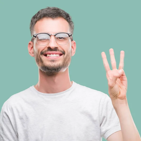 年轻的纹身成人男子显示和指着手指数三 而微笑着自信和快乐 — 图库照片