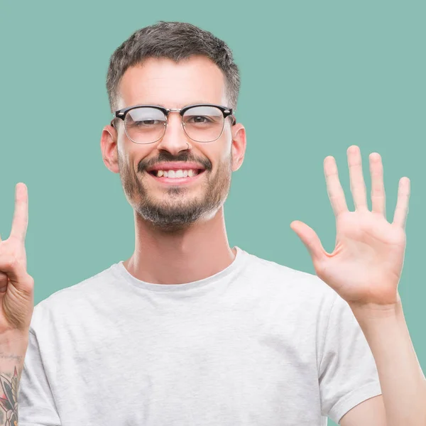 Молодий Татуйований Дорослий Чоловік Показує Вказує Пальцями Номер Сім Посміхаючись — стокове фото