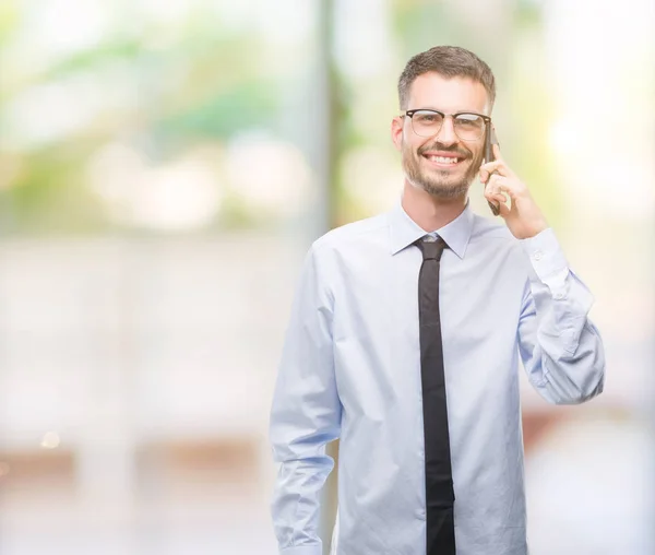 Νέοι Επαγγελματίες Μιλώντας Στο Τηλέφωνο Ένα Χαρούμενο Πρόσωπο Στέκονται Και — Φωτογραφία Αρχείου