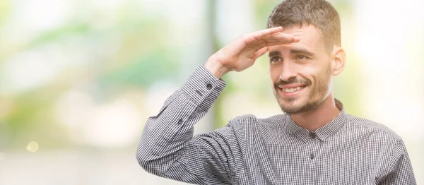 Jeune Homme Hipster Très Heureux Souriant Regardant Loin Avec Main — Photo