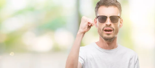 Junger Tätowierter Erwachsener Mann Mit Sonnenbrille Genervt Und Frustriert Schreit — Stockfoto
