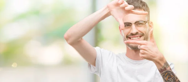 Joven Hombre Adulto Tatuado Sonriendo Haciendo Marco Con Manos Dedos — Foto de Stock