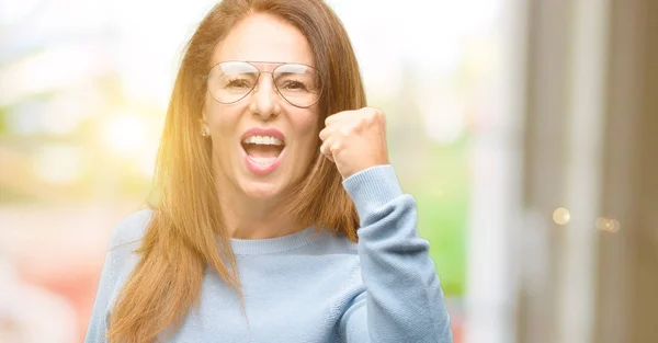 Midaldrende Kvinde Iført Uld Sweater Kølige Briller Irriteret Vred Udtrykke - Stock-foto