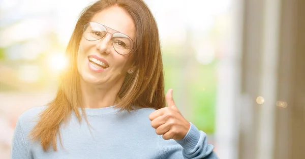 Mulher Meia Idade Vestindo Camisola Óculos Legais Sorrindo Amplamente Mostrando — Fotografia de Stock
