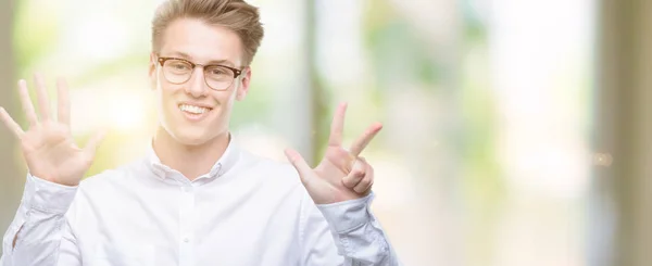 Jovem Homem Loiro Bonito Mostrando Apontando Para Cima Com Dedos — Fotografia de Stock