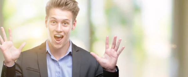 Homem Negócios Loiro Bonito Jovem Muito Feliz Animado Expressão Vencedora — Fotografia de Stock