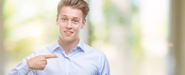Ung Snygg Blond Man Med Överraskning Ansikte Pekande Finger Till — Stockfoto
