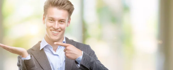 Joven Hombre Negocios Rubio Guapo Sorprendido Sonriendo Cámara Mientras Presenta —  Fotos de Stock