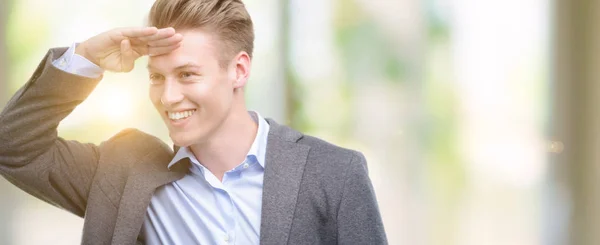 Joven Hombre Negocios Rubio Guapo Muy Feliz Sonriente Mirando Lejos —  Fotos de Stock