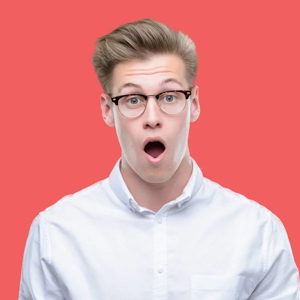 Junger Schöner Blonder Mann Verängstigt Und Schockiert Mit Überraschtem Gesichtsausdruck — Stockfoto