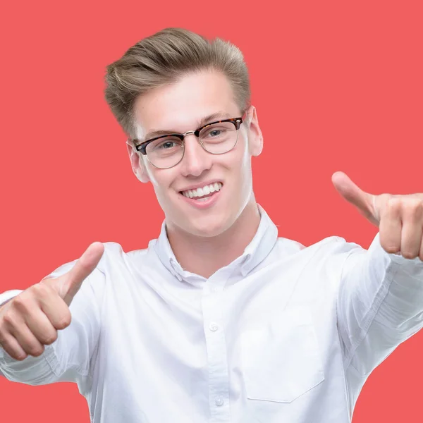 Homem Loiro Bonito Jovem Aprovando Fazer Gesto Positivo Com Mão — Fotografia de Stock