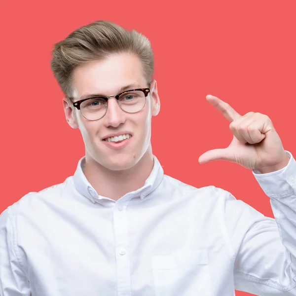 Joven Hombre Rubio Guapo Sonriente Seguro Gesto Con Mano Haciendo —  Fotos de Stock