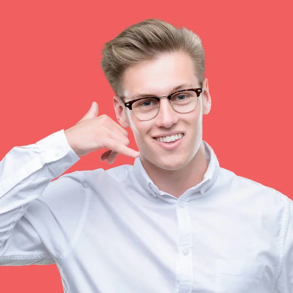 Joven Hombre Rubio Guapo Sonriendo Haciendo Gesto Del Teléfono Con — Foto de Stock