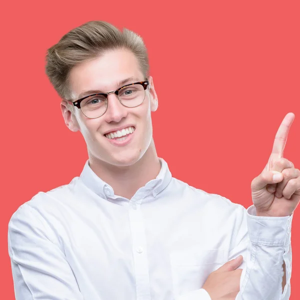 Homem Loiro Bonito Jovem Com Grande Sorriso Rosto Apontando Com — Fotografia de Stock