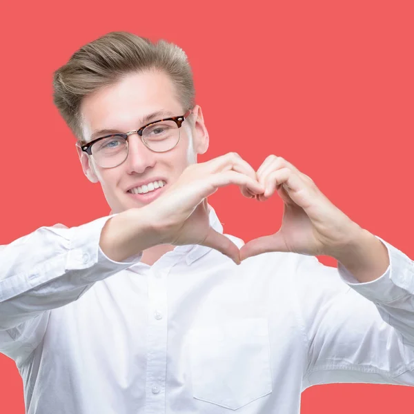 Jovem Homem Loiro Bonito Sorrindo Amor Mostrando Símbolo Coração Forma — Fotografia de Stock