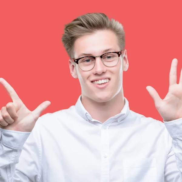 Junger Hübscher Blonder Mann Zeigt Mit Finger Nummer Sieben Nach — Stockfoto