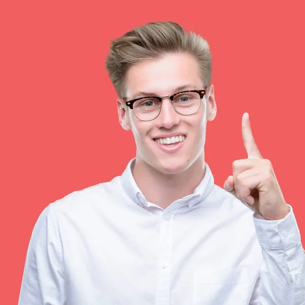 Junger Schöner Blonder Mann Der Mit Finger Nummer Eins Zeigt — Stockfoto