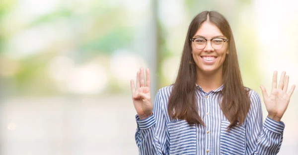 年轻美丽的西班牙裔商业妇女显示和指向手指数九 而微笑着自信和快乐 — 图库照片