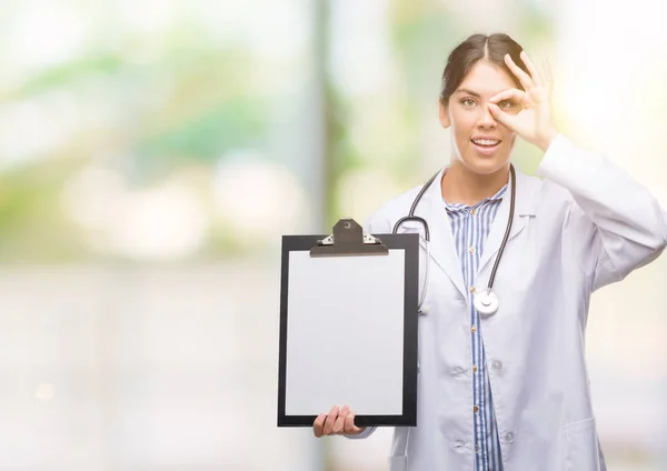 Giovane Donna Medico Ispanico Tenendo Appunti Con Volto Felice Sorridente — Foto Stock