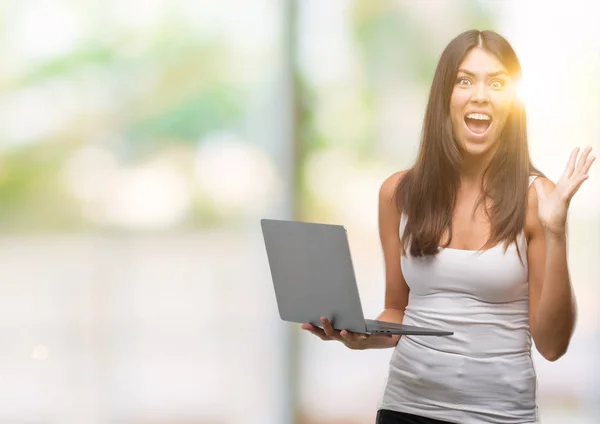 Mujer Hispana Joven Usando Computadora Portátil Muy Feliz Emocionada Expresión —  Fotos de Stock