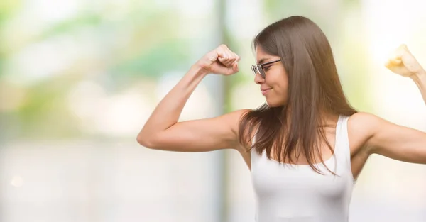 Joven Hermosa Hispana Con Gafas Sol Mostrando Los Músculos Los —  Fotos de Stock