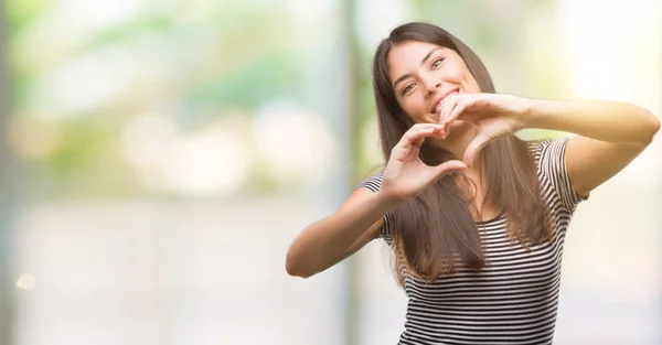 Joven Mujer Hispana Hermosa Sonriendo Amor Mostrando Símbolo Del Corazón —  Fotos de Stock