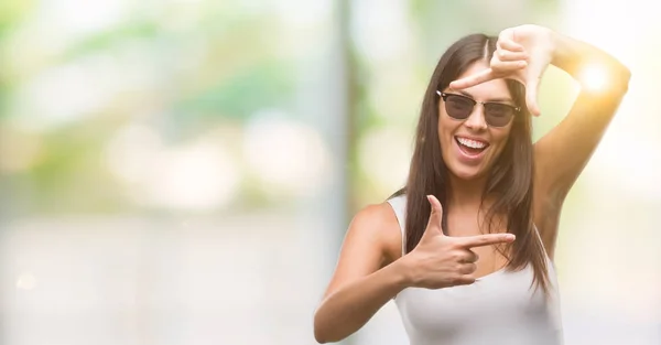 Giovane Bella Ispanico Indossa Occhiali Sole Sorridente Rendendo Cornice Con — Foto Stock