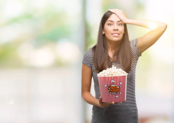 Ung Vakker Hispanikespisende Popkorn Stresset Med Hånden Hodet Rystet Skam – stockfoto