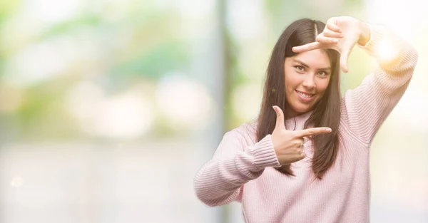 Joven Mujer Hispana Hermosa Usando Suéter Sonriente Haciendo Marco Con —  Fotos de Stock